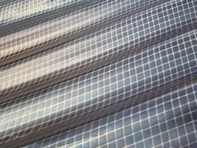 ガラスネット入り波板のアップ。内部のネット構造が特徴的