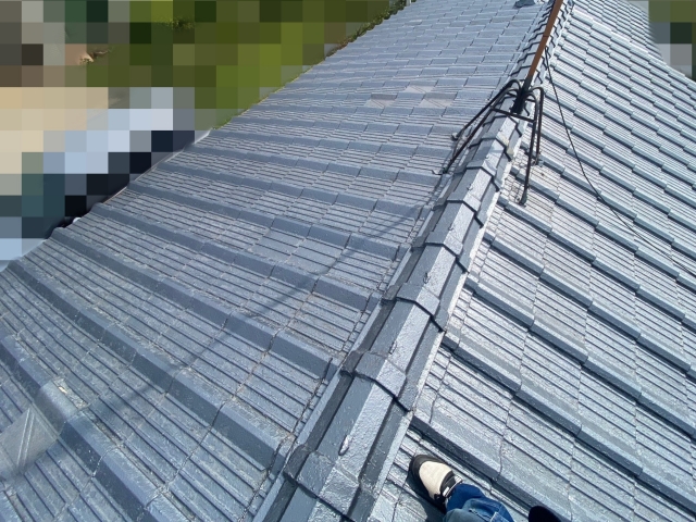 小山市の雨漏りする屋根の表面確認