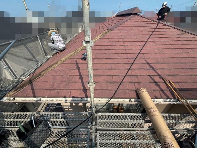 反対側では、屋根カバーで唯一撤去する棟板金を撤去中