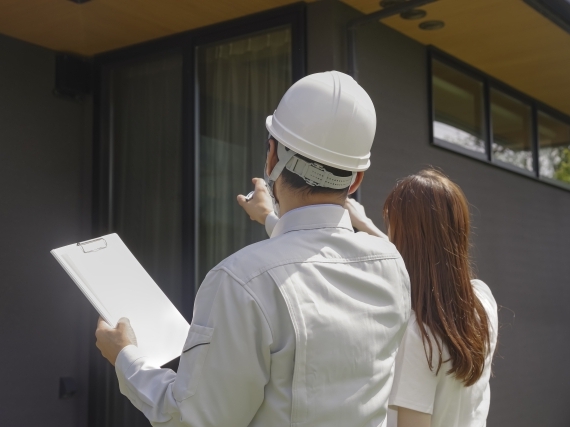 現地調査スタッフが説明している場面