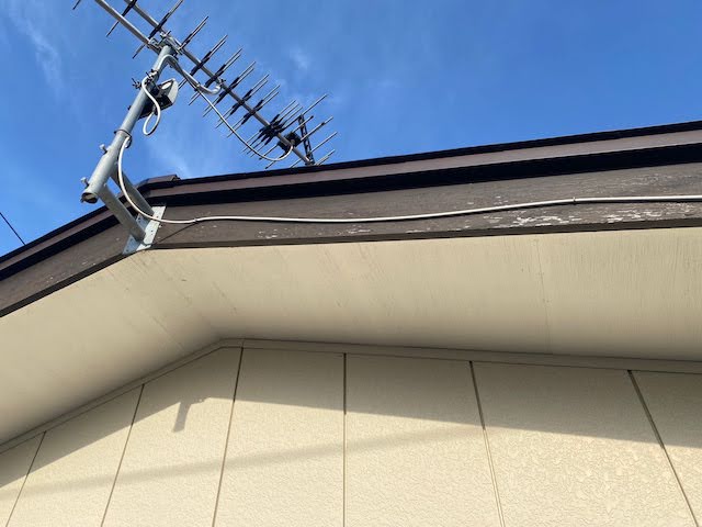 下野市　木製破風板を板金巻きで保護　施工前の写真