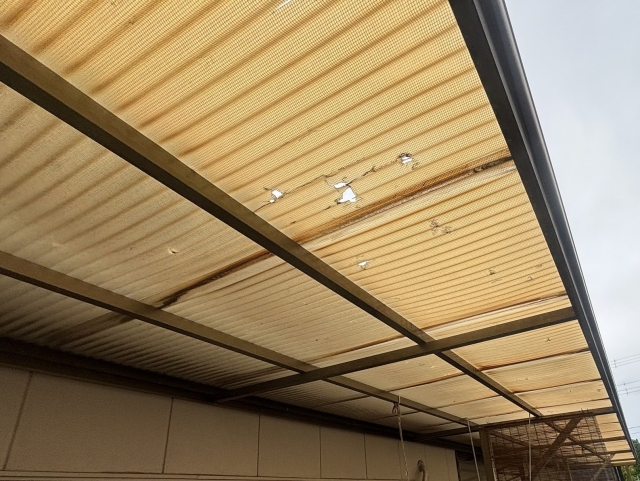 劣化したガラスネット波板を下から見た様子