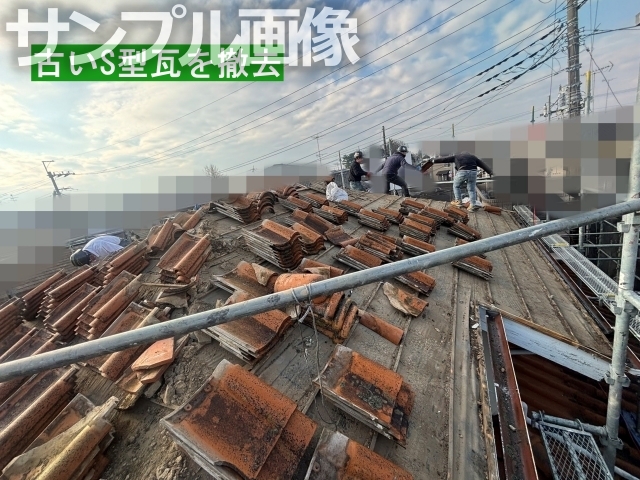 既存屋根を撤去作業中