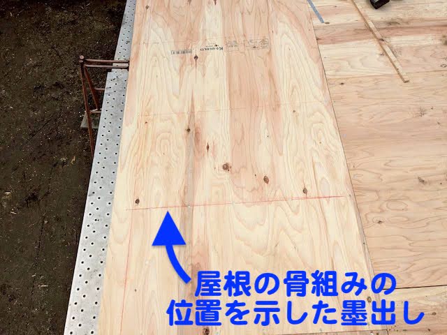 結城市　縁側屋根をガルバリウム立平葺きで張り替え　野地板増し張り作業後の写真
