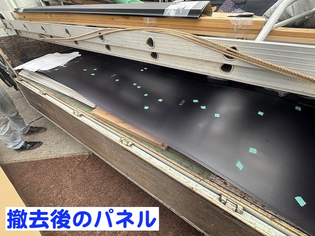 ひょうの被害を受けた車庫のパネル