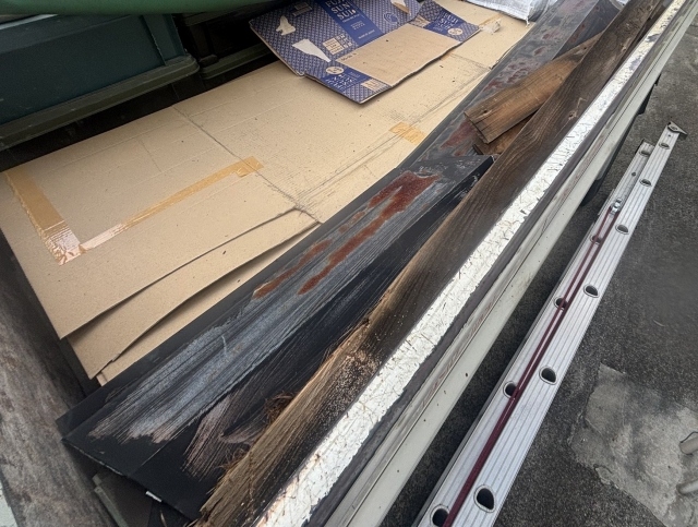 撤去した古い棟板金と貫板です