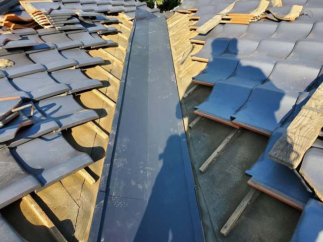 新しい谷板金を入れる