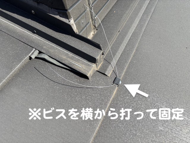 小山市　強風で破損した雨樋修理　結束線設置作業の写真