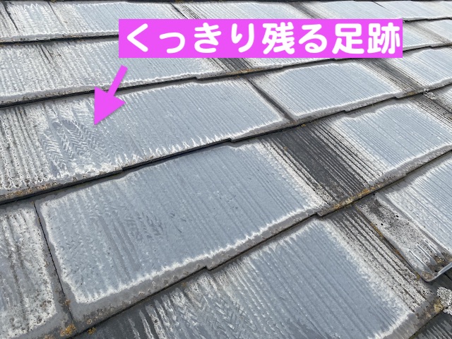 小山市　築35年の石綿含有コロニアル調査　屋根材のチョーキング現象の写真