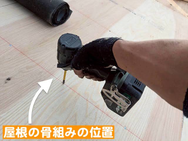 小山市　雨漏り原因の銅板屋根を解体　野地板増し張り作業の写真