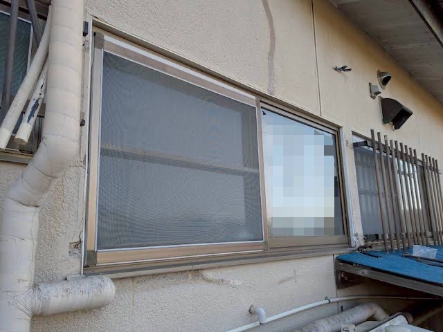 小山市　銅板屋根をガルバリウム鋼板で葺き替え　浴室の窓周りシーリング作業前の写真