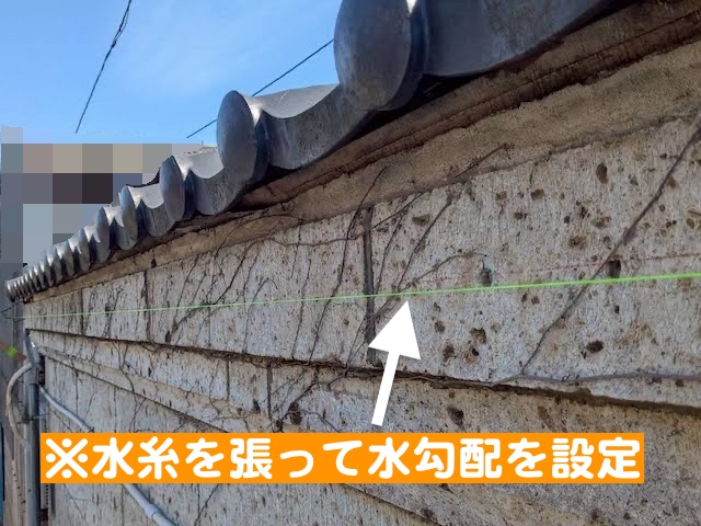 結城市　雨樋支持金具施工　大谷石への雨樋支持金具取り付け作業の写真