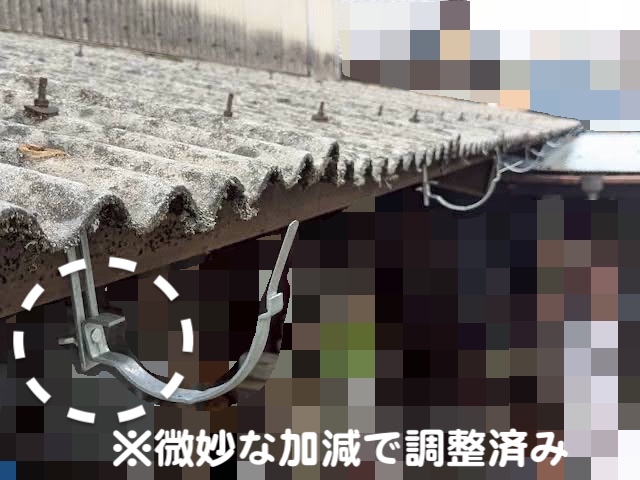 真岡市　倉庫庇屋根の軒雨樋交換　支持金具取り付け作業後の写真