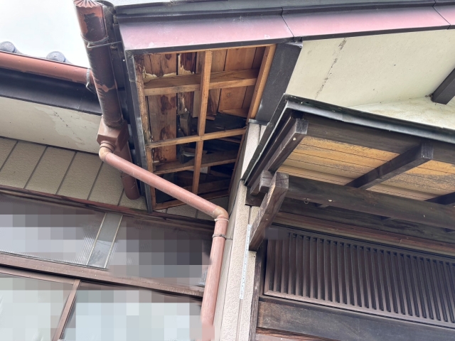 軒天張り替え前（応急処置で板で穴を塞いでいる状態）