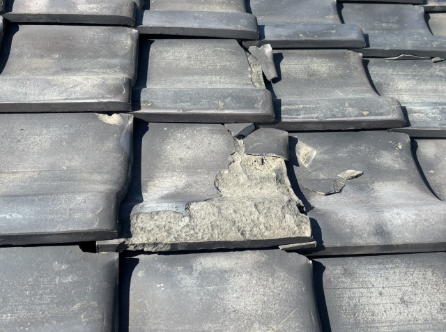 瓦の凍て割れは差し替えで済まない広範囲