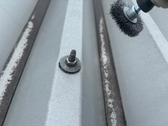 細かい部分は手作業でブラシがけ