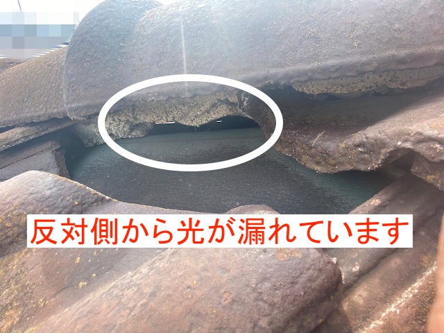 漆喰が劣化し光が漏れている瓦抜け箇所