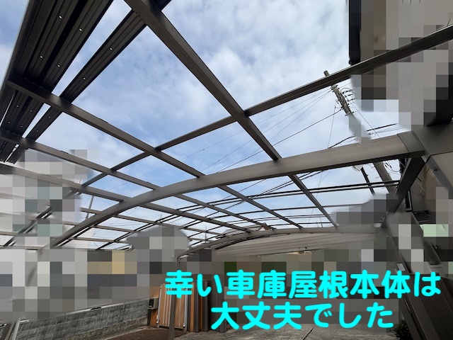 パネルはひょうで破損したが車庫本体は無事