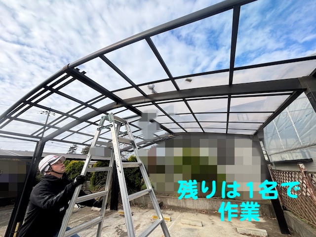 片側のパネルが取り外されたカーポート