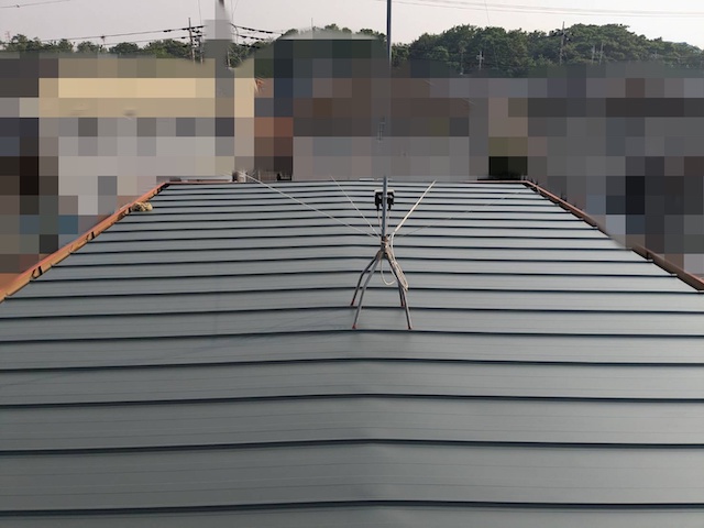 モスグリーンの極みMAXで葺き替えられた2階屋根