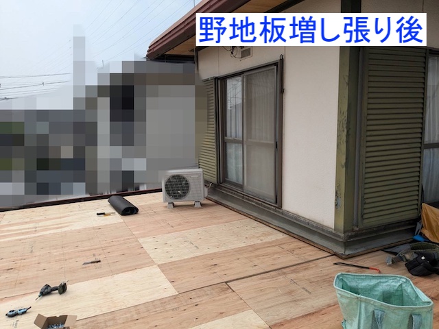 1階屋根に野地板増し張り