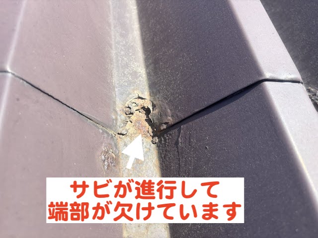 小山市　継ぎ目部の塗装が劣化したガレージの折板屋根の写真