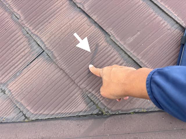 下野市　屋根と外壁の調査　スレート屋根のチョーキング現象の写真