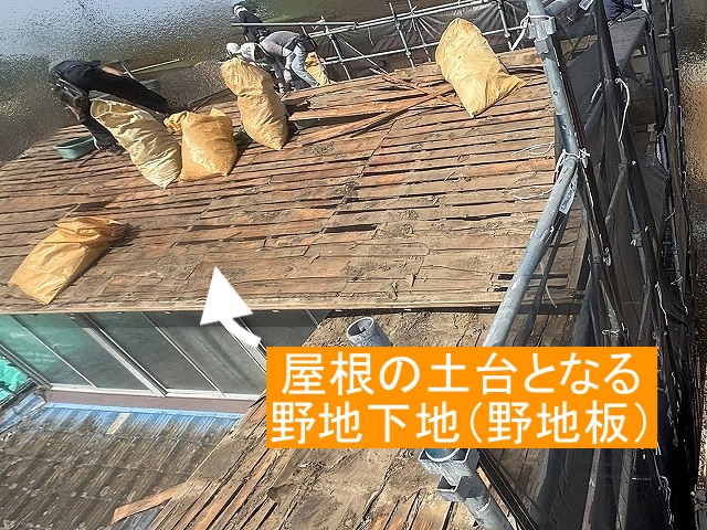 屋根の土台となる野地板