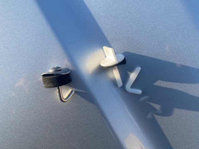 長く安心してお使いいただくために、少し割高でもステンレスフックを選びましょう