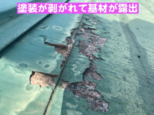 下野市　築40年のカラーベスト屋根で雨漏り　塗装の剥がれの写真