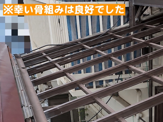 小山市　屋根工事足場の架設に伴うテラス波板張り替え　波板撤去後の写真