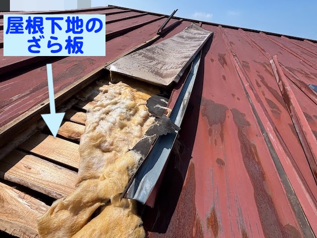 小山市　台風でめくれた瓦棒屋根調査　ざら板が露出した状態の写真