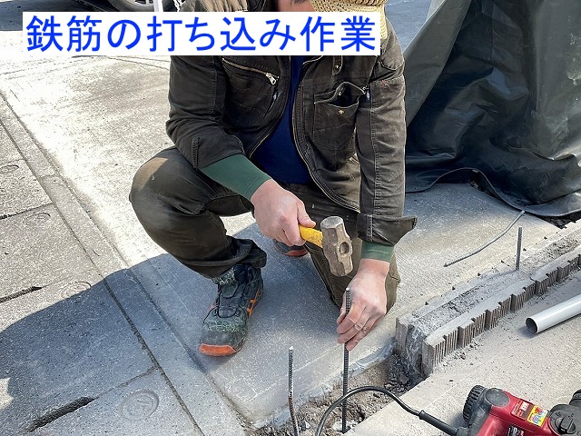 ブロックを積む前に鉄筋を打つ職人