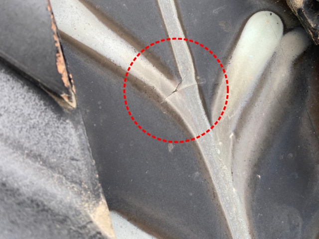 裂けた銅板製谷板金