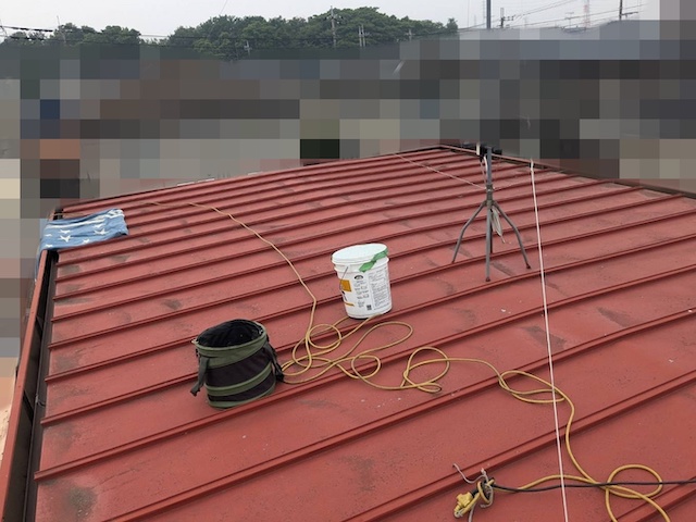 葺き替え前の古びたトタン屋根