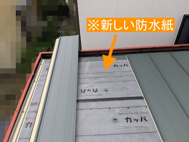 増し張りで下地の野地板を補強した後防水紙を敷設