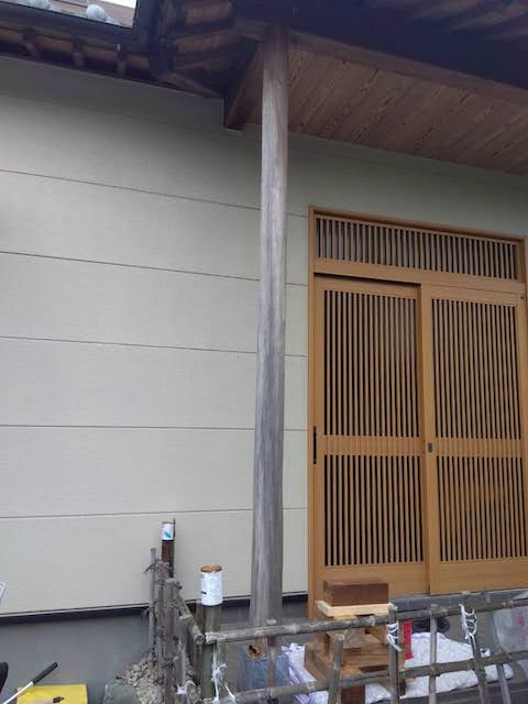 交換前の小山市の玄関ポーチ柱