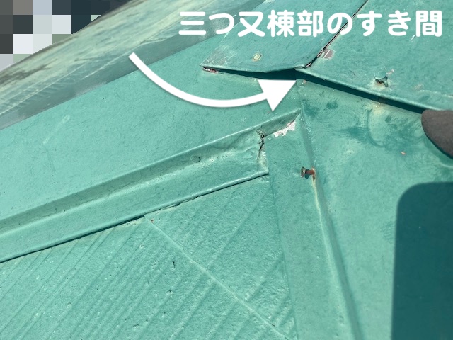 下野市　築40年のカラーベスト屋根で雨漏り　三つ又棟部の浮きの写真