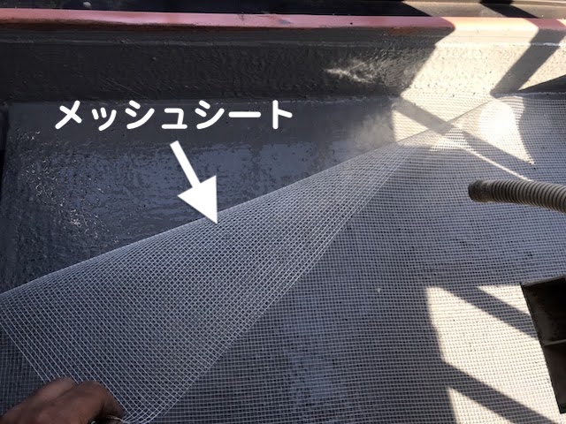下野市　ベランダウレタン防水　補強ネット設置作業の写真