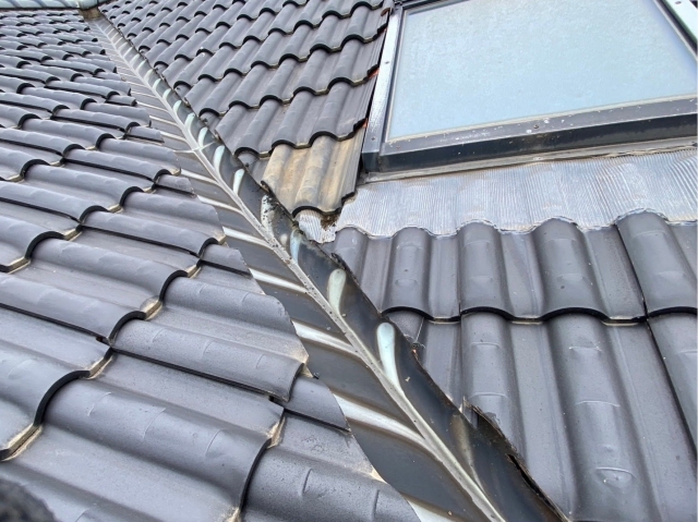 ズレた瓦は元に戻します