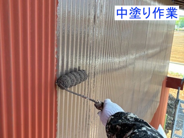 トタン外壁への中塗り作業風景