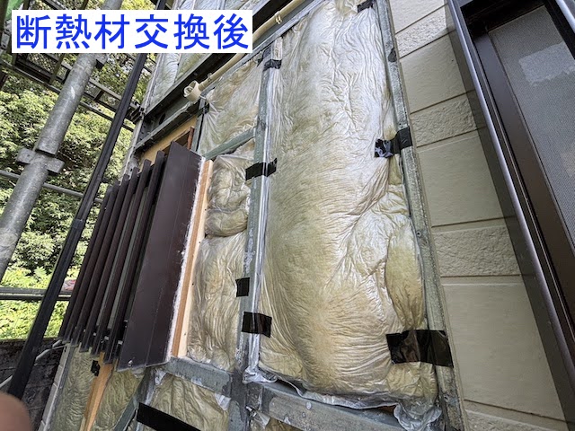 カビた断熱材に代わり新しい断熱材が詰められた浴室外壁