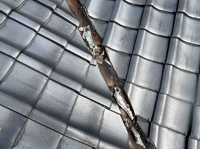 谷漆喰がおちてサビも進行している谷板金