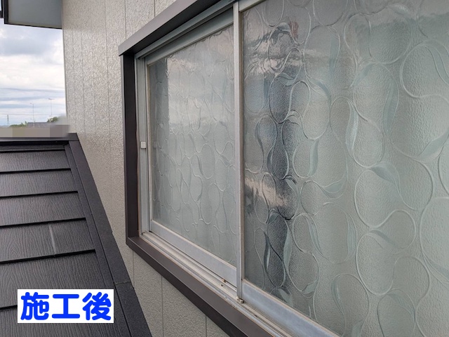 サッシの寸法に合わせて加工したオリジナルの見切り板金