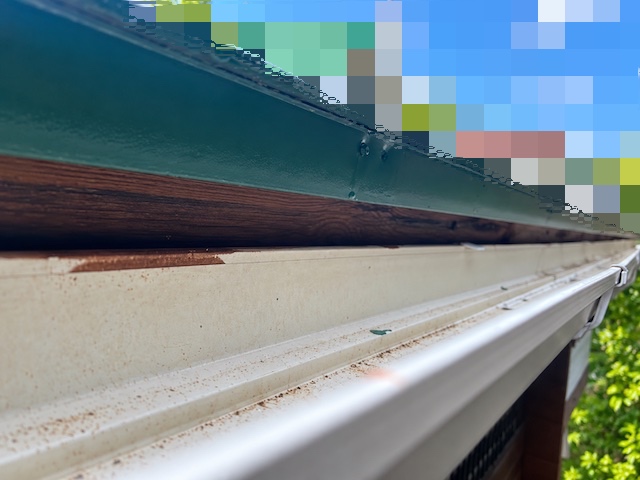 小山市　雨樋に水が入らない不具合を改善　施工前の写真