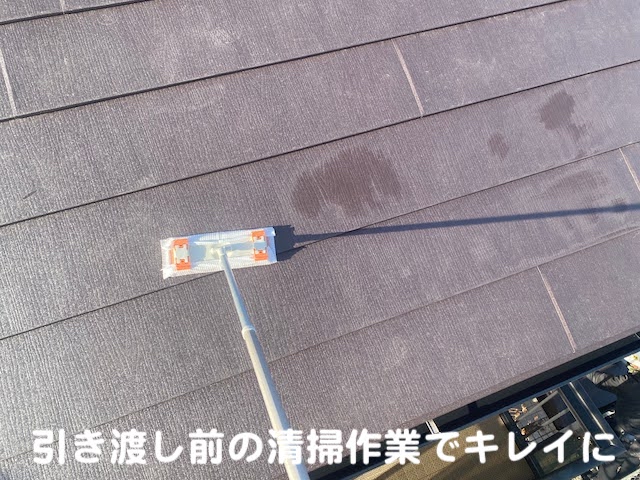 古河市 スーパーガルテクトで屋根カバー工事 清掃作業の写真