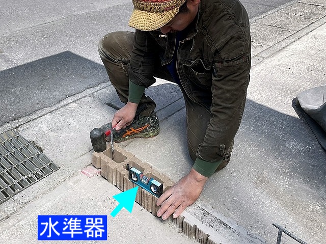 水平器を用いながらブロックを水平に設置