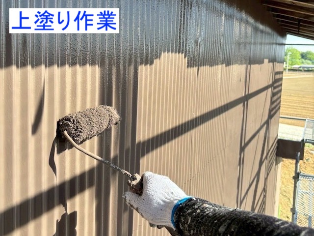 トタン外壁への上塗り作業風景