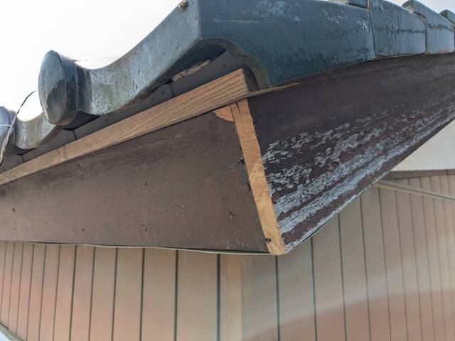 板金を取り付ける前の破風板