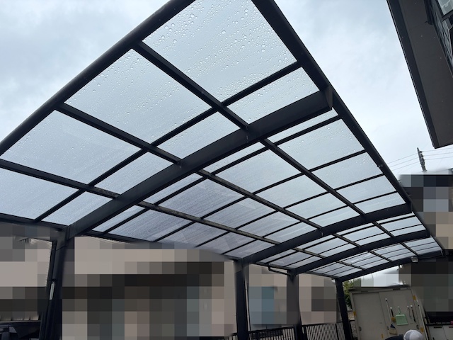14枚のパネル交換が完了した屋根付き駐車場